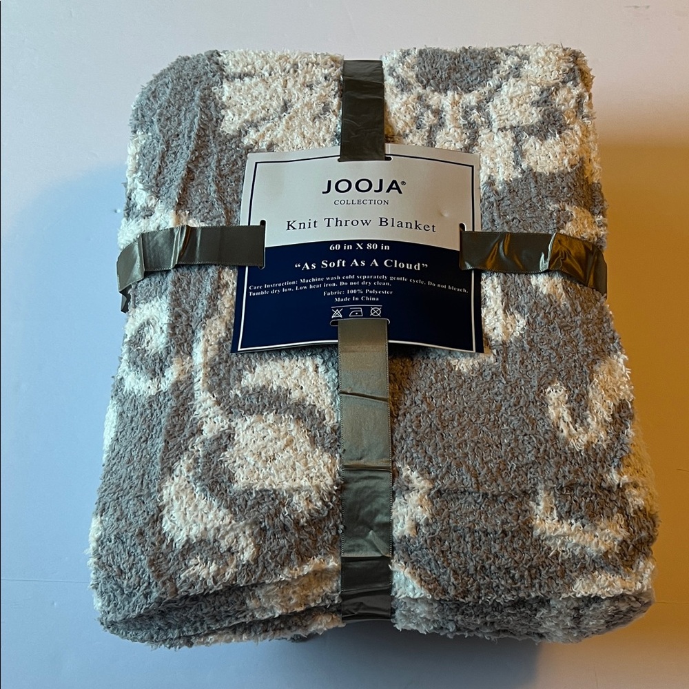 JOOJA Ultra Soft Throw Blanket Reversible Patterned Grey 60X80 Inches NWT - Picture 3 of 3
